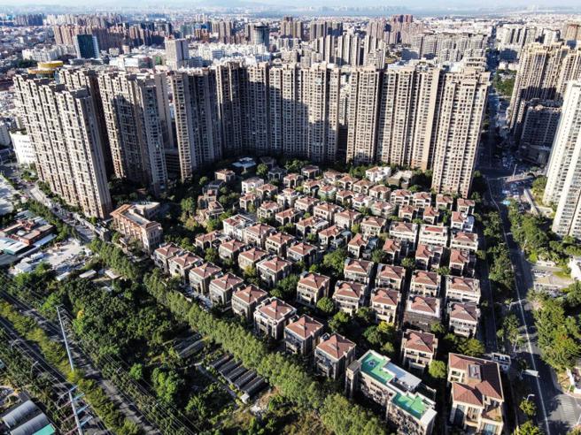 中国经济仍不乐观，房地产企业债务与烂尾楼等问题恐拉垮整体景气復甦时程。（图／取自中新社）