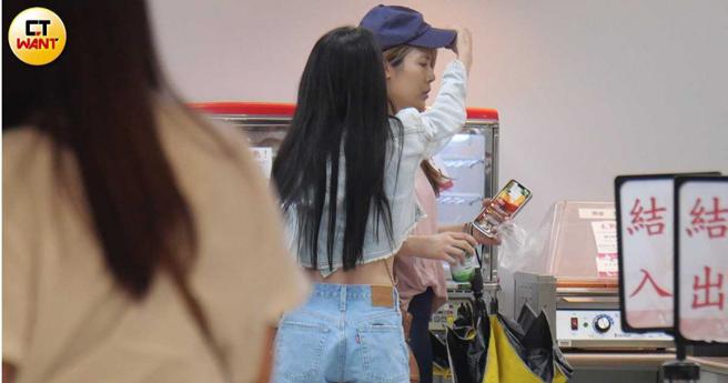 白痴公主相当贴心地帮忙理科太太戴好棒球帽，互动颇有爱。（图／本刊摄影组）