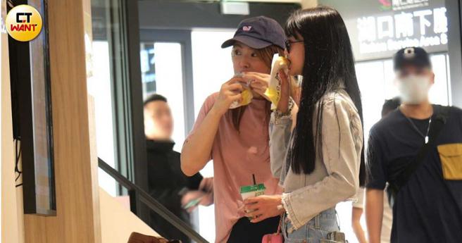 两人边走边吃东西十分随意。（图／本刊摄影组）