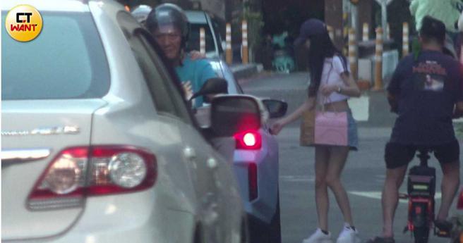 到了台中白痴公主先是去买了法式镜面蛋糕。（图／本刊摄影组）