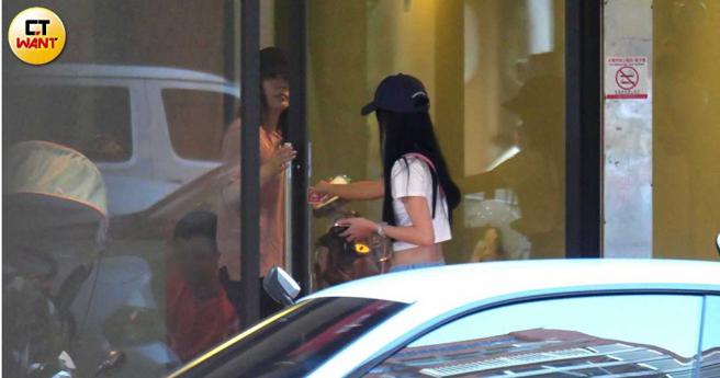 两人一同去按摩好好「松一下」。（图／本刊摄影组）