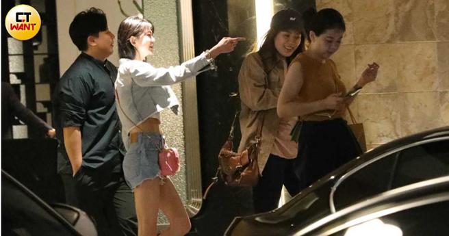 白痴公主与理科太太在跟两名女友人聚餐完后开心离开餐厅。（图／本刊摄影组）