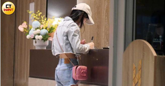 当晚两人一同入住台中西屯区的高级精品设计饭店，白痴公主在柜台登记。（图／本刊摄影组）