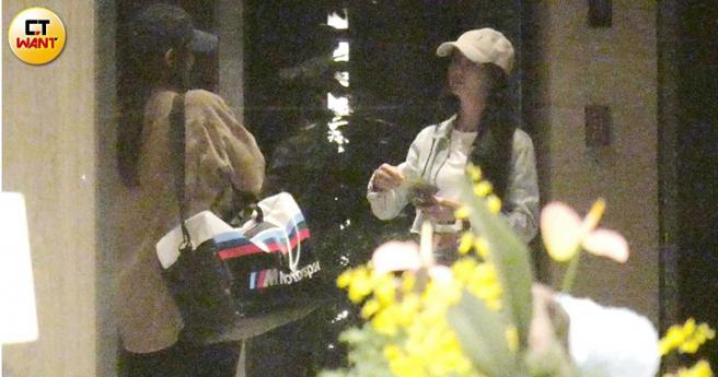 两人一起进电梯入住，为这趟光棍节的都会女子轻旅行画下完美句点。（图／本刊摄影组）