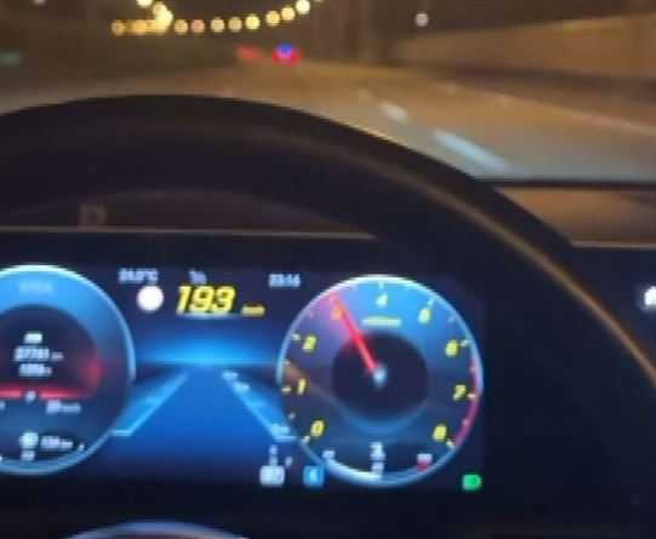 國小美女老師日前在國道狂飆時速193公里，還用手機拍下PO網，遭網友抓包「違規鐵證」。（圖／翻攝自臉書爆料公社）