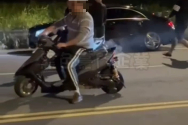 疏洪道內不僅危險駕車還燒胎，蘆洲警速逮7人送辦。（翻攝臉書社團「黑色豪門企業」）