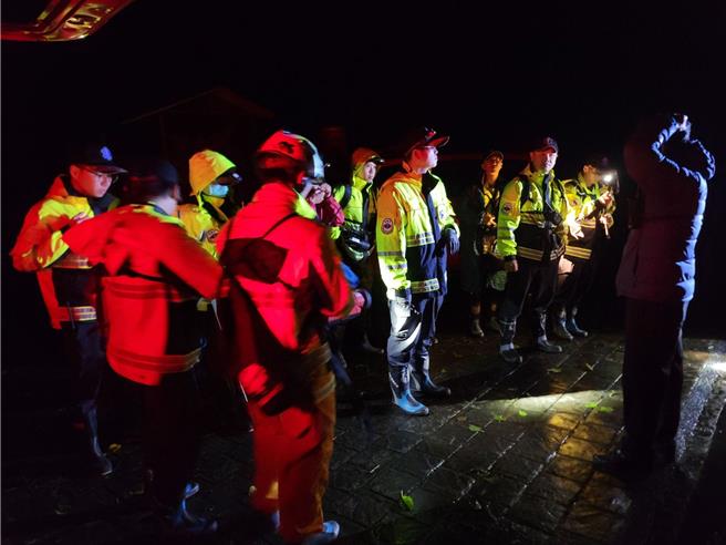 3名登山客因為迷路受困於基隆及新北交界的山區，基隆消防與新北消防六大隊合計出動39人上山搜救，花了6小時才順利將3人平安送下山。（翻攝照片／張志康基隆傳真）