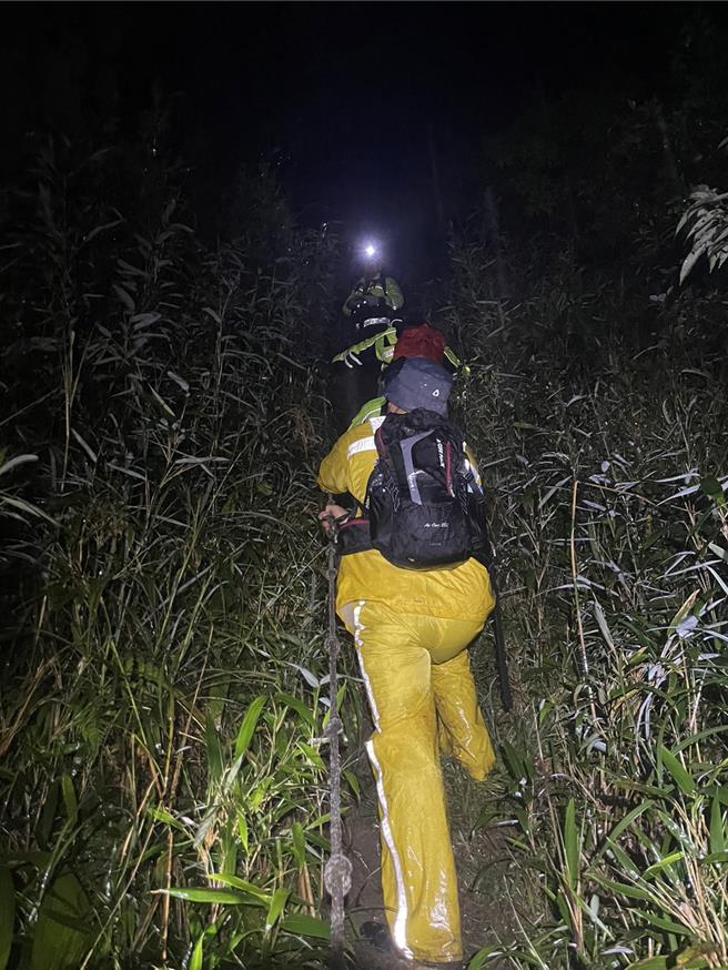 3名登山客因為迷路受困於基隆及新北交界的山區，基隆消防與新北消防六大隊合計出動39人上山搜救，花了6小時才順利將3人平安送下山。（翻攝照片／張志康基隆傳真）