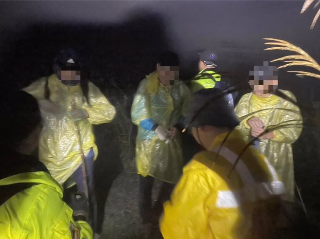 3名登山客因為迷路受困於基隆及新北交界的山區，基隆消防與新北消防六大隊合計出動39人上山搜救，花了6小時才順利將3人平安送下山。（翻攝照片／張志康基隆傳真）