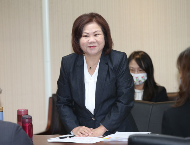 劳动部长许铭春13日前往立法院卫环委员会备询。（姚志平摄）