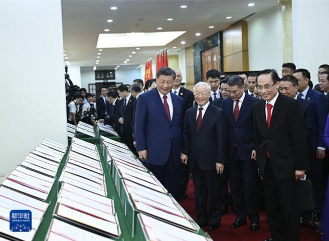 中共中央总书记、大陆国家主席习近平当地时间12日下午在越南河内越共中央驻地，与越共中央总书记阮富仲举行会谈，两人共同见证双方签署的30多个领域的合作文件。（图／新华社）