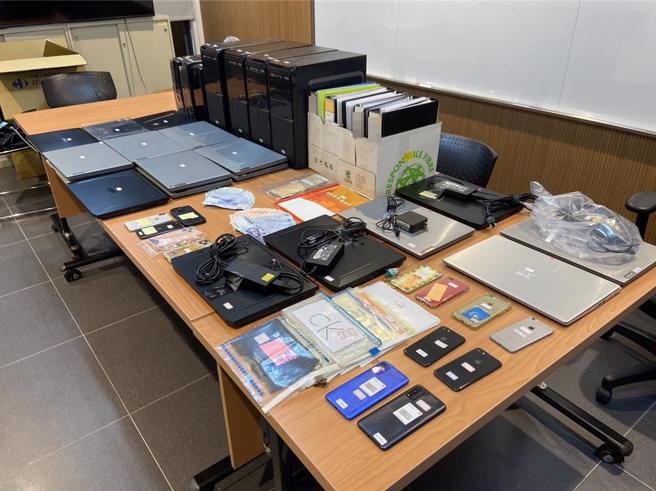 台中市刑大接獲情資，掌握北部詐欺、博弈網站及客服等2處機房，11日動員百餘名警力查緝，逮捕主嫌40歲黃男等35人，查扣相關贓證物，經清查集團經手總金流高達近百億元。（本報資料照／警方提供）