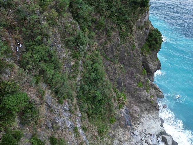 花蓮縣秀林國中「繩索隊」12日以繩索垂降方式，到蘇花公路沿途知名景點「清水斷崖」淨山，學生們宛如「蜘蛛人」，在峭壁爬上爬下，不放過每一個破壞山林的垃圾。（駱昌宏提供／羅亦晽花蓮傳真）