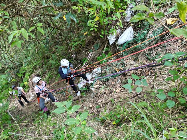 花蓮縣秀林國中「繩索隊」12日以繩索垂降方式，到蘇花公路沿途知名景點「清水斷崖」淨山，學生們宛如「蜘蛛人」，在峭壁爬上爬下，不放過每一個破壞山林的垃圾。（駱昌宏提供／羅亦晽花蓮傳真）
