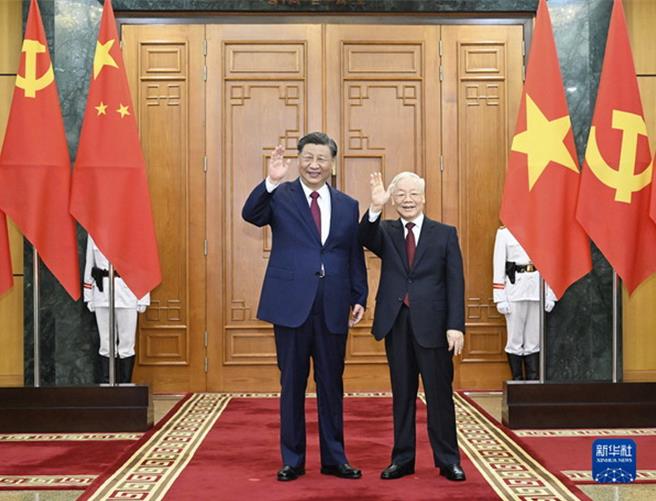 中共中央总书记、大陆国家主席习近平正在越南进行国事访问，当地时间12日下午与越共中央总书记阮富仲举行会谈。（图／新华社）