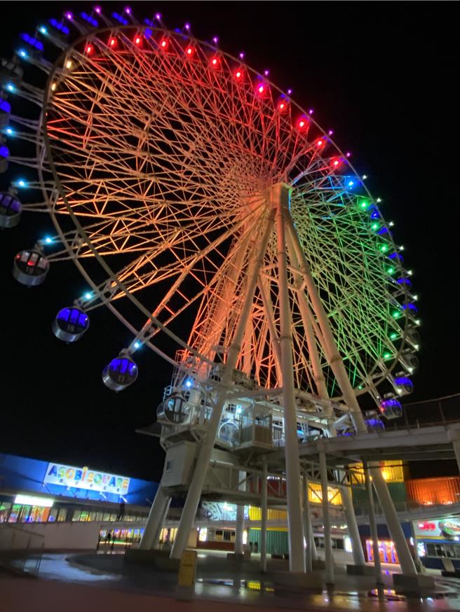 台中市梧栖区1座临海摩天轮，游客晚上经过，都忍不住被那七彩霓虹闪烁的美丽模给吸引，日前传出1对男女疑在摩天轮车厢内上演活春宫。（张妍溱摄）