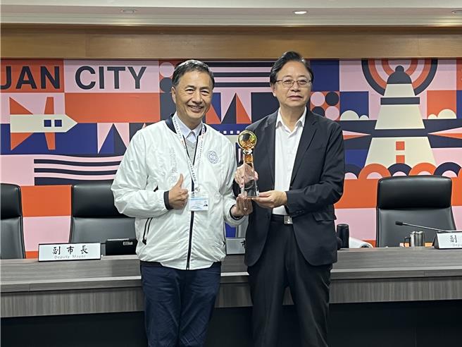 桃園榮獲經濟部112年度工廠校正及營運調查考核績優單位團體獎，經發局長張誠今獻獎給桃市府，由市長張善政代表受贈。(蔡依珍攝)