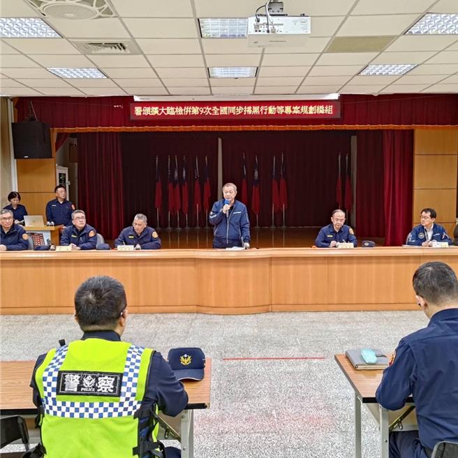新北市警察局長廖訓誠主持擴大臨檢勤前教育。（警方提供）