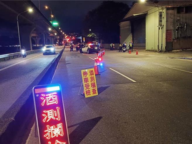 新北市警察局昨晚執行全市擴大臨檢。（警方提供）