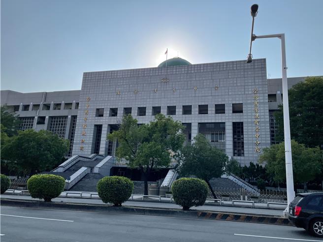 台中高等行政法院地方庭審理賴姓男子遭控「惡意逼車」案，法官認賴男有違規行為，卻無故意阻擋後車通行事實，判決處分撤銷。（王煌忠攝）