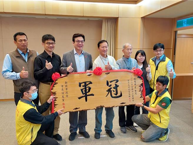 林口区骆程遥（左4）拿下全国部分发酵茶制茶技术竞赛冠军，今于市政会议献奖。（陈慰慈摄）