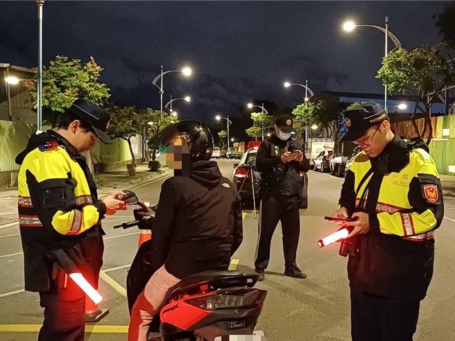 樹林警分局為強化區域聯防，在轄區與鄰近分局交界之聯外道路，設置多處路檢點，攔檢盤查出、入轄區可疑車輛。（新北市樹林警分局提供／劉瑋晴新北傳真）