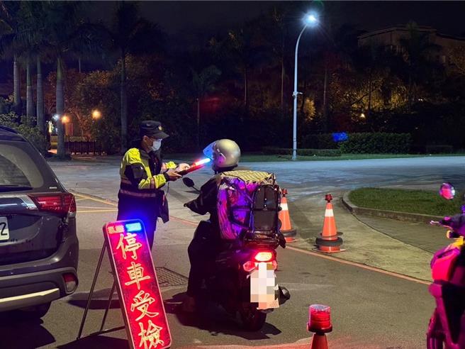 樹林警分局12日晚間執行擴大臨檢勤務，針對黑道幫派經常活動地方實施臨檢。（新北市樹林警分局提供／劉瑋晴新北傳真）