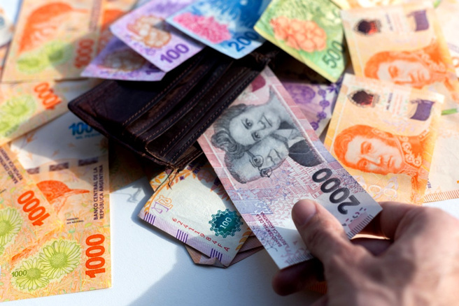 阿根廷經濟部長今表示將貶值國家貨幣至800披索兌1美元，以休克療法搶救國家經濟危機。圖為阿根廷披索示意圖。（圖／Shutterstock）