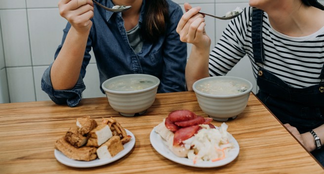 台灣許多餐飲業都有規定禁止消費者帶外食。（圖／示意圖，達志影像）