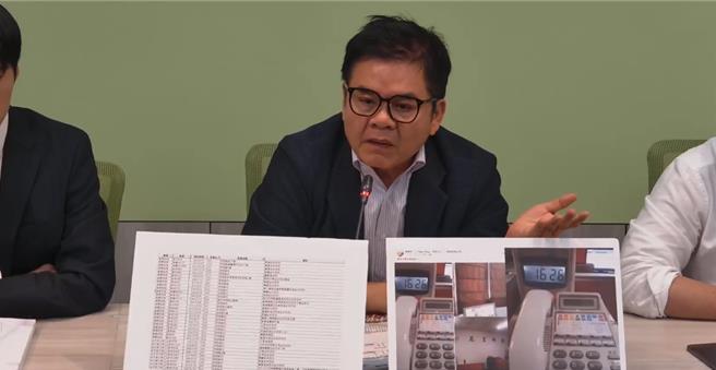 民眾黨副總統參選人吳欣盈今表示，她就學時期大部分都用英文辯論，由於民進黨副總統參選人蕭美琴也精通英文，外界好奇副手辯論是否可採英文。立法院民進黨團書記長莊瑞雄表示，這會累死趙少康。（翻攝自民進黨團直播）