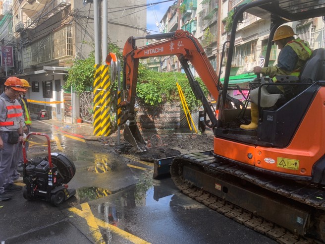 中和驚傳瓦斯外洩！台電電線桿施工「不慎挖破管線」。(葉庭欣/翻攝)