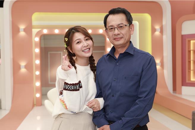 谢京颖（左）首次跟爸爸一起上节目。（民视提供）