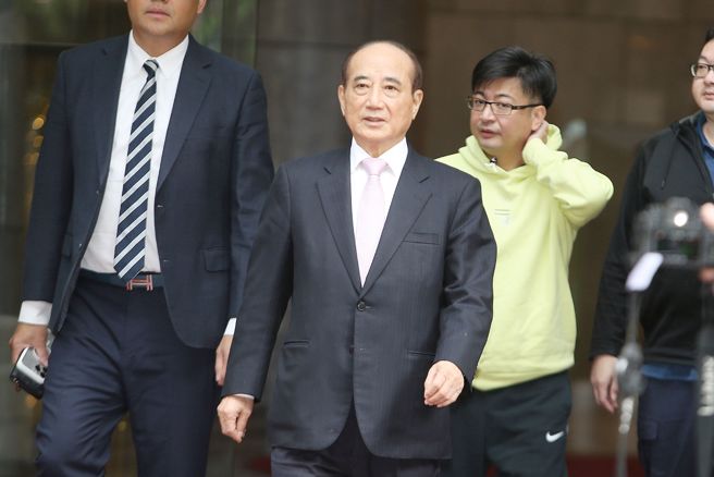 媒体人尚毅夫透露，王金平出手后不只是将地方派系撑到出7、8成力，还针对各职业、宗教等领域下手。图为彰化县议长谢典林（右）13日前往宏国大楼拜会前立法院长王金平（中），两人谈话后一同走出。（杜宜谙摄）