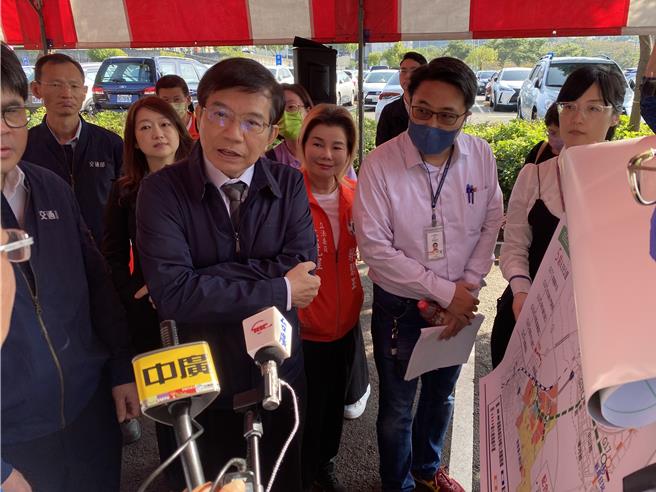立法院交通委员会与交通部长王国材13日到台中大坑举办「台中捷运绿线延伸大坑进度说明」。（冯惠宜摄）