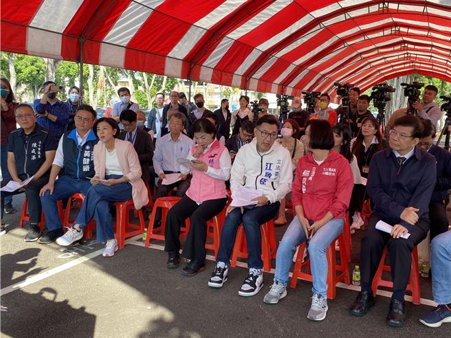 立法院交通委员会与交通部长王国材13日到台中大坑举办「台中捷运绿线延伸大坑进度说明」。（冯惠宜摄）