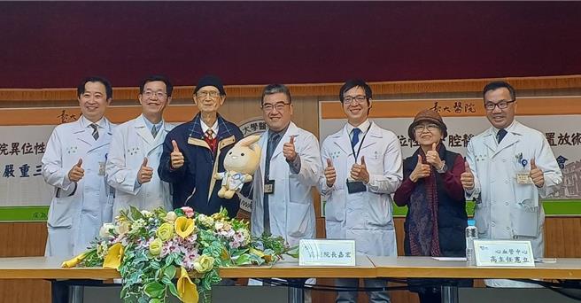 台大醫院完成台灣首例「異位性上下腔靜脈支架瓣膜置放術」，82歲周先生（左三）術後恢復良好，今天出席台大醫院記者會分享治療經驗。（王家瑜攝）