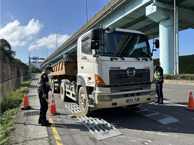 新北警持續強化取締大型車違規。（警方提供）