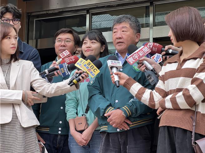 民進黨總統候選人賴清德台北市競選總部主委陳時中、民進黨台北市黨部主委張茂楠，13日陪同民進黨立委高嘉瑜掃市場。（劉彥宜攝）