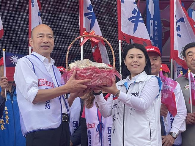 前高雄市长韩国瑜替桃园市六选区国民党立委参选人邱若华站台辅选。（吕筱蝉摄）