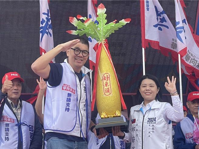国民党副主席连胜文，替桃园市六选区党籍立委参选人邱若华站台辅选。（吕筱蝉摄）