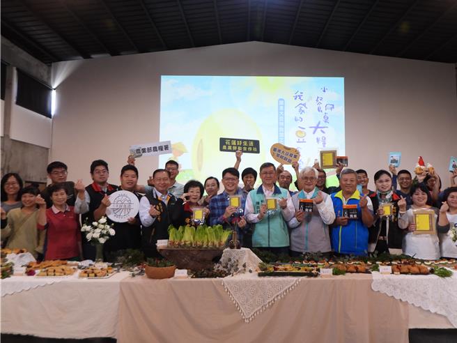 農糧署推廣國產大豆特色加工，拓展國產雜糧市場通路，在花蓮縣壽豐鄉開辦料理工作坊，並在今天舉辦分享會，分享10道國產大豆食譜。（羅亦晽攝）