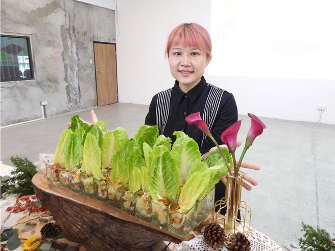 農糧署推廣國產大豆特色加工，拓展國產雜糧市場通路，在花蓮縣壽豐鄉開辦料理工作坊，並在今天舉辦分享，其中當地青年楊雯安利用天貝鬆取代蝦鬆，做成清爽沙拉，滿足健者口慾。（羅亦晽攝）