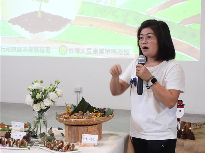 農糧署推廣國產大豆特色加工，拓展國產雜糧市場通路，在花蓮縣壽豐鄉開辦料理工作坊，並在今天舉辦分享會，移民當地壽豐約15年的越南新住民張秋艶利用千張取代春捲皮，製作越南春捲。（羅亦晽攝）