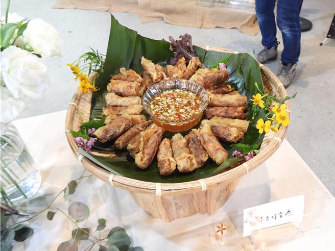 農糧署推廣國產大豆特色加工，拓展國產雜糧市場通路，在花蓮縣壽豐鄉開辦料理工作坊，並在今天舉辦分享會，移民當地壽豐約15年的越南新住民張秋艶利用千張取代春捲皮，製作越南春捲。（羅亦晽攝）