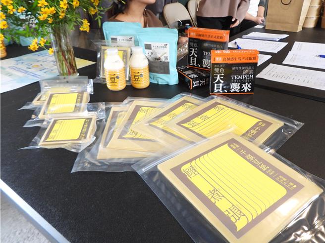 農糧署推廣國產大豆特色加工，拓展國產雜糧市場通路，在花蓮縣壽豐鄉開辦料理工作坊，蕉島民眾如何以千張、天貝製作創意料理。（羅亦晽攝）