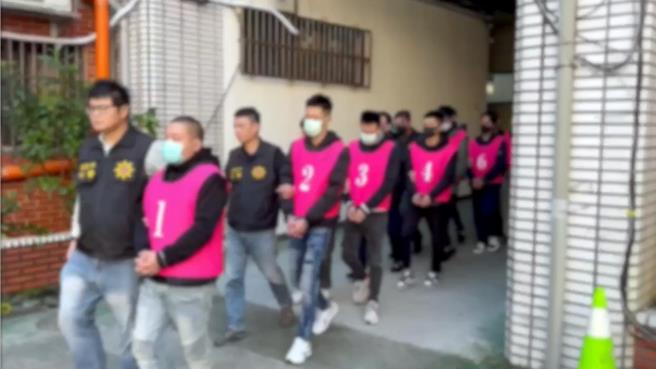 基隆市警局刑大破获竹联帮明仁会吴姓干部为首的暴力组织，并将包括吴嫌在内13名拘捕到案，并移送基隆地检署侦办。（翻摄照片／张志康基隆传真）