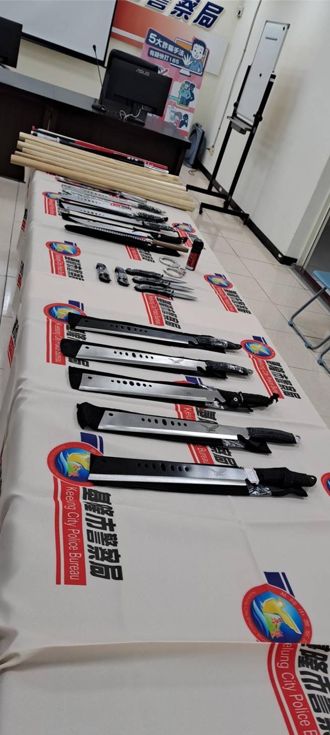 基隆市警局刑大破获竹联帮明仁会吴姓干部为首的暴力组织，并起获刀械、棍棒等作案工具。（翻摄照片／张志康基隆传真）