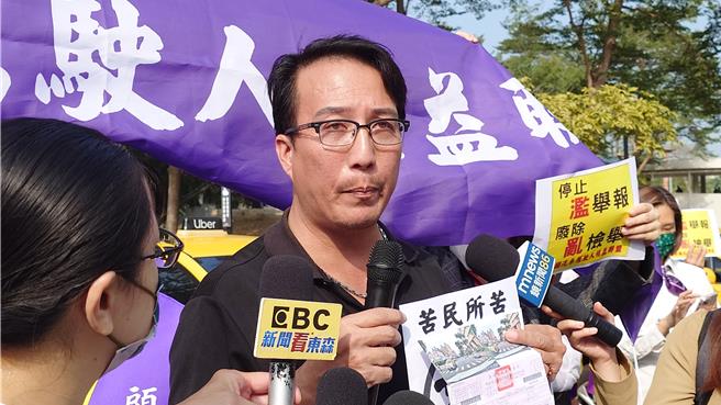 有計程車駕駛秀出罰單表示，行人突然衝出「根本煞不住」卻遭開罰，且申訴還失敗，質疑開單無理且一罪三罰「根本是亂搞」。（任義宇攝）