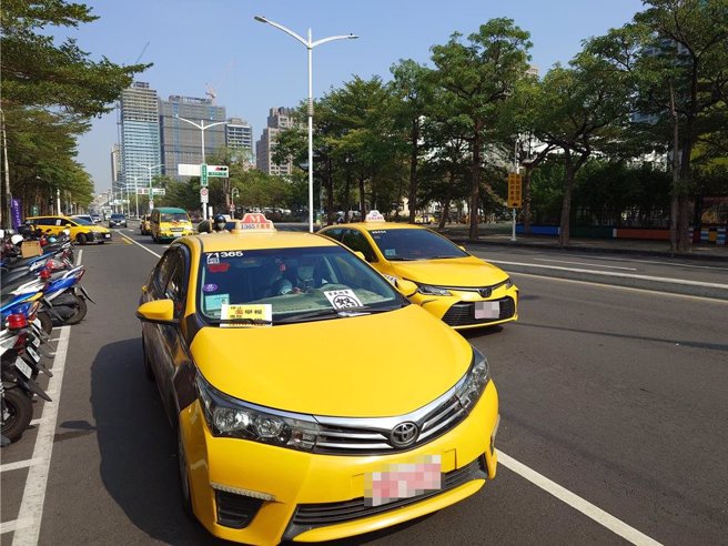 上百名駕駛人集結，繞行市區一圈抗議政府交通政策是「公然搶錢」。（任義宇攝）