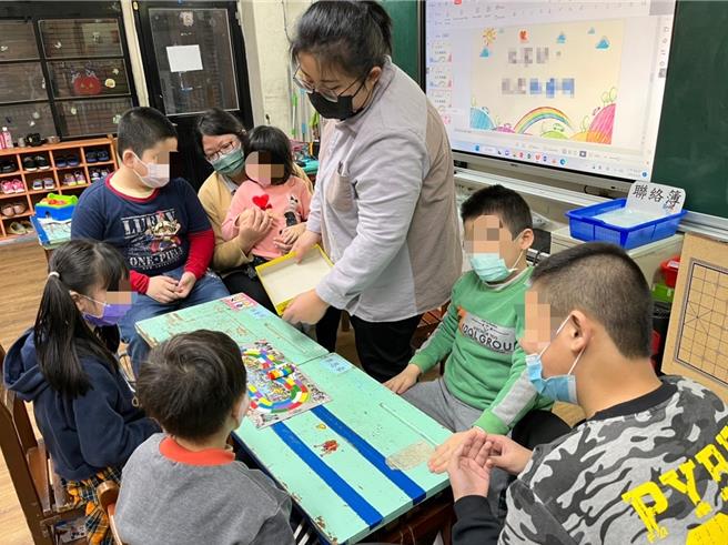 基隆市政府教育處宣布調降身心障礙課後照顧服務開辦門檻為1人，自明年1月寒假起，由身心障礙學生原就讀學校開辦，並全面補助鐘點費率，減低家長照顧負擔。圖為課後照顧之情形。（基隆市教育處提供／徐佑昇基隆傳真）